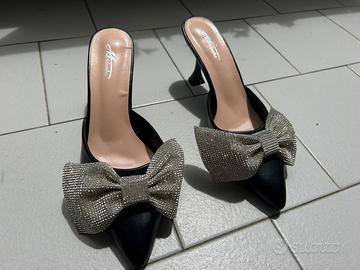 Scarpe Sabot Mules nere Mulanka con fiocco strass
