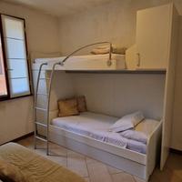 Struttura letto con 3 letti, pensile e colonna