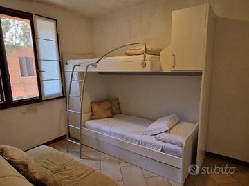 Struttura letto con 3 letti, pensile e colonna