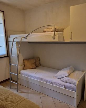 Struttura letto con 3 letti, pensile e colonna