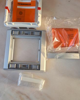 Kit telaio e scatola incasso Terraneo 331711Nuovo