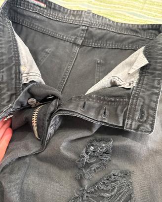 Jorts Denim Distressed con Zip Frontale Esposta