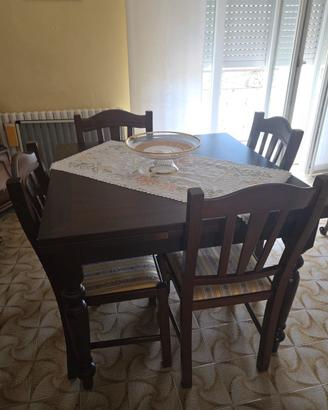 Tavolo allungabile e sedie