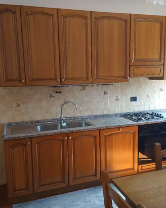 Cucina lineare con ante in rovere massello 