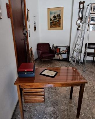 Piccolo scrittoio - tavolino in noce lucido