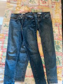 due paia di jeans blu skinny
