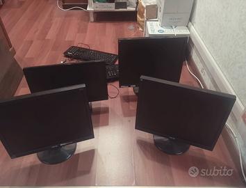 schermo PC e tastiere 
