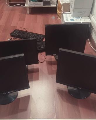 schermo PC e tastiere 