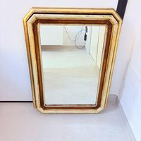 Specchio vintage con cornice dorata in legno