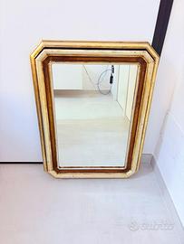 Specchio vintage con cornice dorata in legno