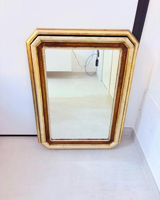 Specchio vintage con cornice dorata in legno