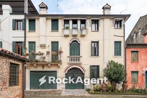 Casa indipendente di 489 m² con più di 5 locali e 
