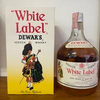 Bottiglia white label Dewar’s scotch whisky