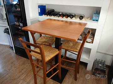 Tavolini con sgabelli