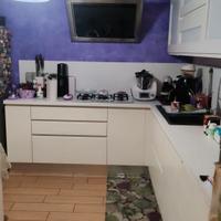 cucina con elettrodomestici 