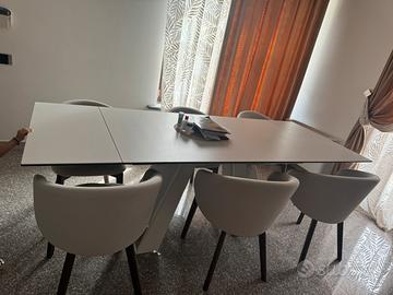 TAVOLO ALLUNGABILE DI PREGIO + POLTRONCINE