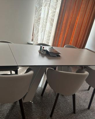 TAVOLO ALLUNGABILE DI PREGIO + POLTRONCINE