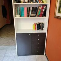 Libreria a ripiani e cassetti 