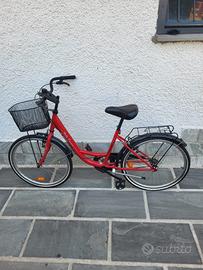 Bicicletta da donna rossa com cestino