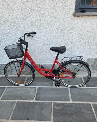 Bicicletta da donna rossa com cestino