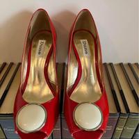 Scarpe Dune con tacco alto in vernice rossa.