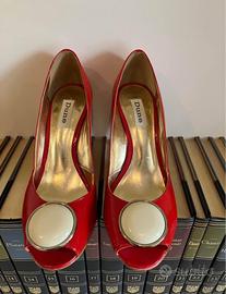 Scarpe Dune con tacco alto in vernice rossa.