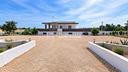 prestigiosa-villa-ristrutturata-con-1-800-mq-di-gi