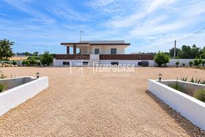 Prestigiosa villa ristrutturata con 1.800 mq di gi