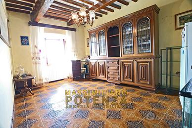 Indipendente con cantina e resede a comune