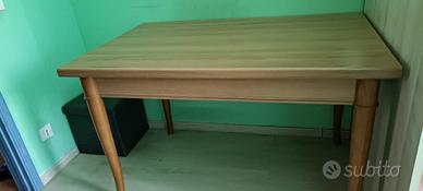 Tavolo allungabile color legno chiaro