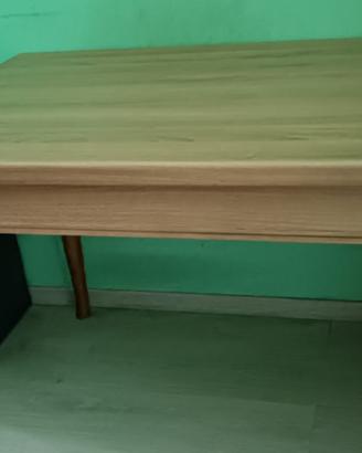 Tavolo allungabile color legno chiaro