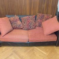 Divani in pelle e cuscini rossi