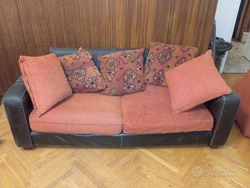 Divani in pelle e cuscini rossi