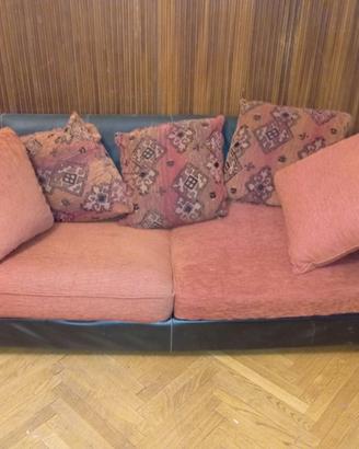 Divani in pelle e cuscini rossi