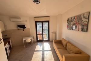 FiANO ROMANO MONOLOCALE ARREDATO CON BALCONE
