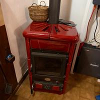 Stufa a legna in ceramica rosso Bordeaux Nordica