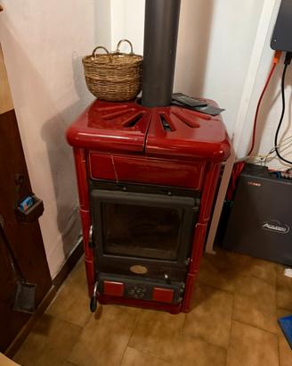 Stufa a legna in ceramica rosso Bordeaux Nordica