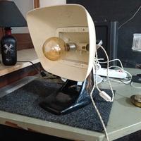 Lampada in ferro di modernariato con luce calda 