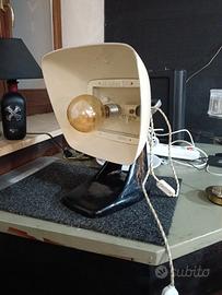 Lampada in ferro di modernariato con luce calda 