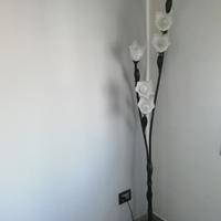 Lampada da terra in ferro battuto da 7 luci. 