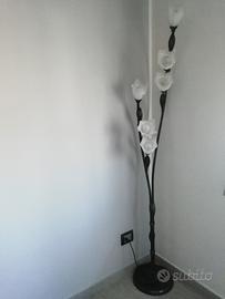 Lampada da terra in ferro battuto da 7 luci. 