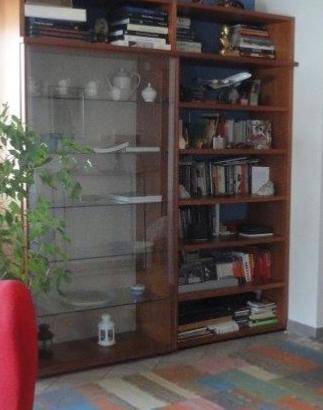 Libreria Poliform legno massello, vetro scorrevole