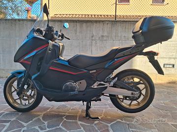 moto honda integra sport 750