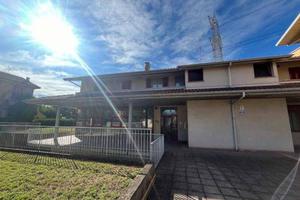 Immobile in asta di 243 m² con 1 locale a Suisio