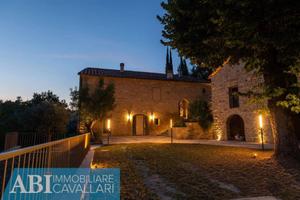 Rustico / Casale di 500 m² con più di 5 locali a M