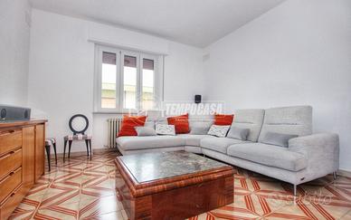 QUADRILOCALE CON BOX AUTO