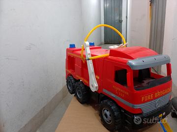 Camion dei pompieri  cn serbatoio acqua