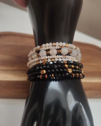 due bracciali multifilo bianco e nero
