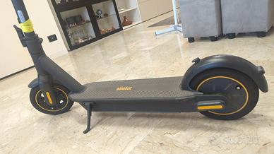 SEGWAY NINEBOT KICK-SCOOTER MAX G30 P - COME NUOVO