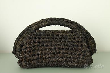 Clutch nera in toulle con glitter dorati